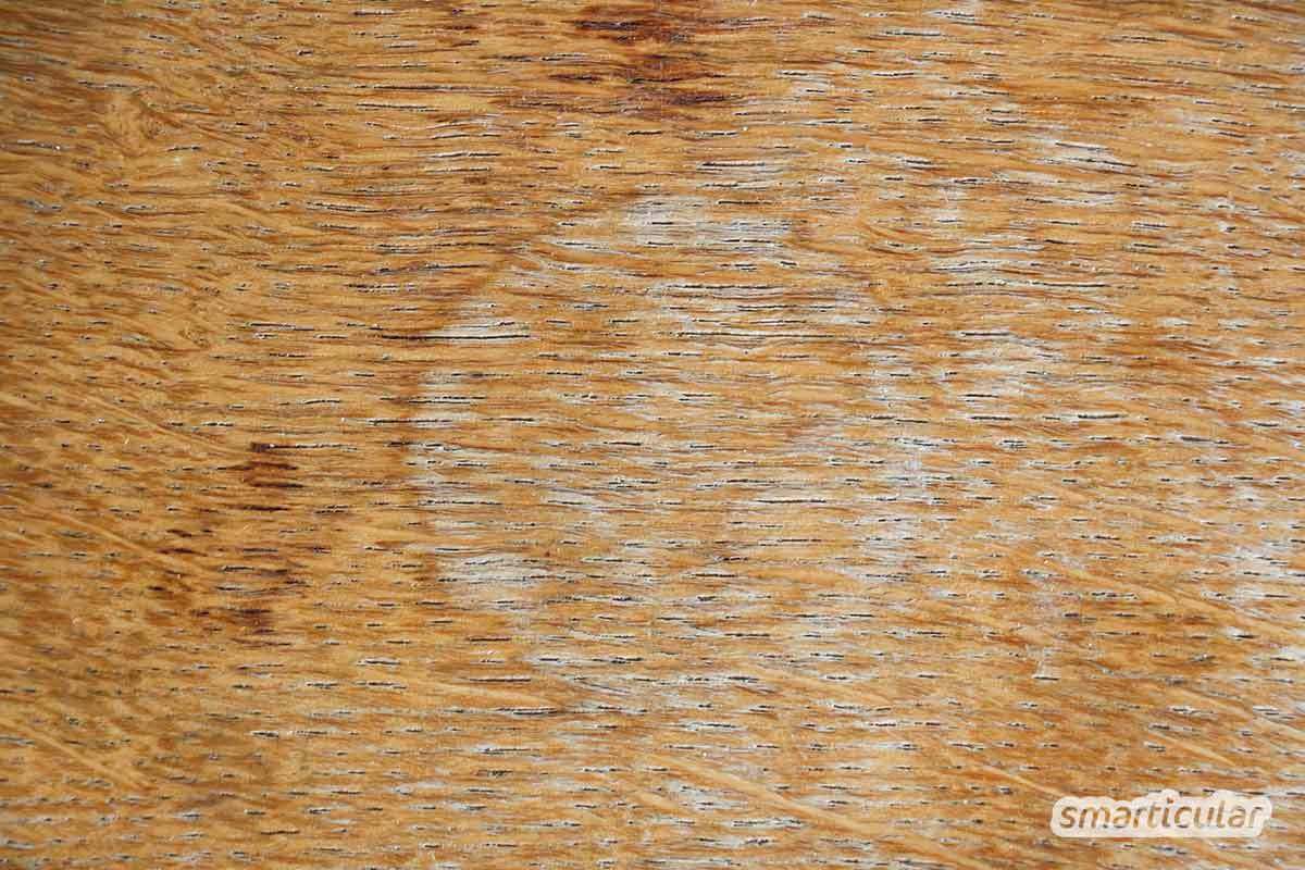 Mit Hausmitteln können kleine Macken, Kratzer und Flecken auf Holzmöbeln oder Holzböden beseitigt werden. Dank Natron & Co. sind Holzmöbel schnell repariert.