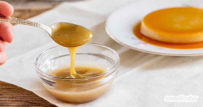 Süße Kondensmilch, aber ohne Plastikmüll und tierische Bestandteile, lässt sich aus Pflanzenmilch selber machen und zum Beispiel zu einem veganen Flan weiterverarbeiten.