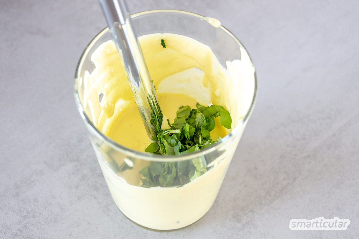 Ein veganer Aioli-Dip ist einfach und mit wenigen Handgriffen schnell zubereitet. Auch ohne Ei ist Aioli eine cremige und vor allem köstliche Möglichkeit, Speisen mit kräftiger Knoblauchwürze abzurunden.