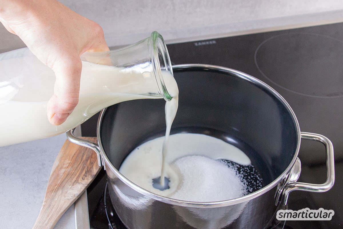 Süße Kondensmilch, aber ohne Plastikmüll und tierische Bestandteile, lässt sich aus Pflanzenmilch selber machen und zum Beispiel zu einem veganen Flan weiterverarbeiten.