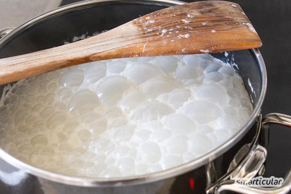 Süße Kondensmilch, aber ohne Plastikmüll und tierische Bestandteile, lässt sich aus Pflanzenmilch selber machen und zum Beispiel zu einem veganen Flan weiterverarbeiten.