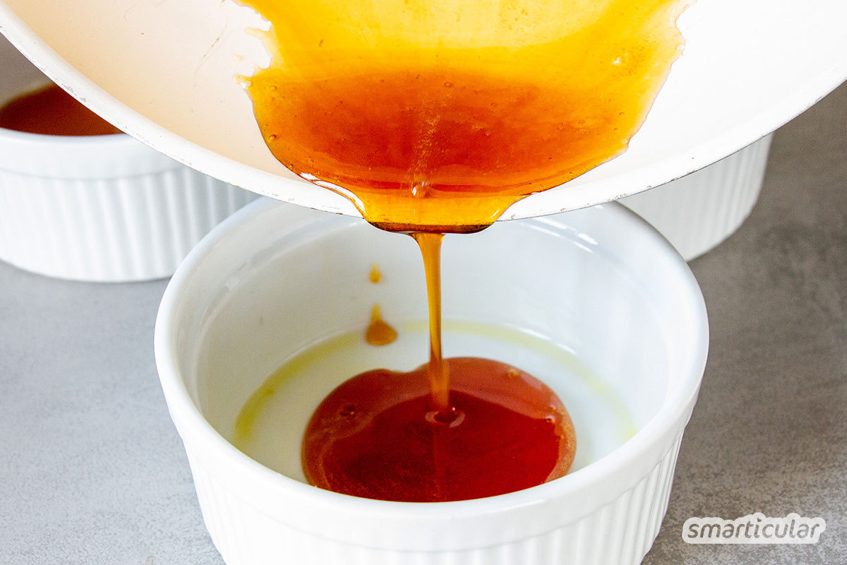 Süße Kondensmilch, aber ohne Plastikmüll und tierische Bestandteile, lässt sich aus Pflanzenmilch selber machen und zum Beispiel zu einem veganen Flan weiterverarbeiten.