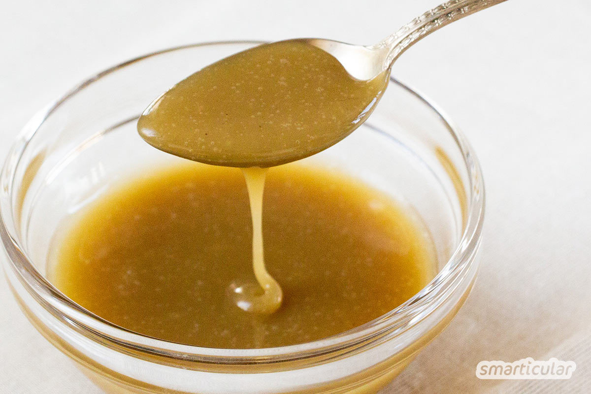 Süße Kondensmilch, aber ohne Plastikmüll und tierische Bestandteile, lässt sich aus Pflanzenmilch selber machen und zum Beispiel zu einem veganen Flan weiterverarbeiten.