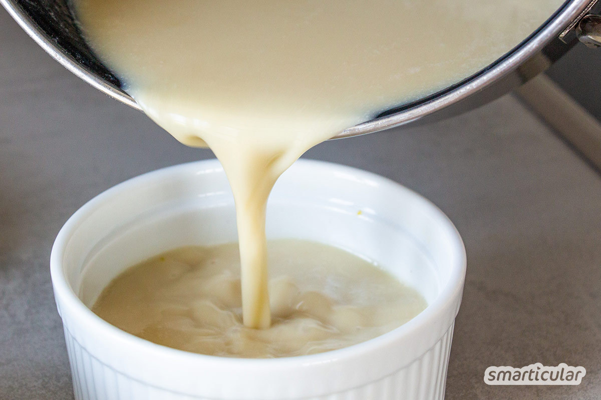 Süße Kondensmilch, aber ohne Plastikmüll und tierische Bestandteile, lässt sich aus Pflanzenmilch selber machen und zum Beispiel zu einem veganen Flan weiterverarbeiten.