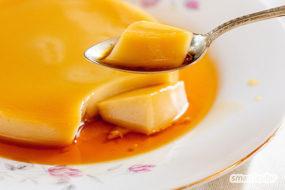 Süße Kondensmilch, aber ohne Plastikmüll und tierische Bestandteile, lässt sich aus Pflanzenmilch selber machen und zum Beispiel zu einem veganen Flan weiterverarbeiten.