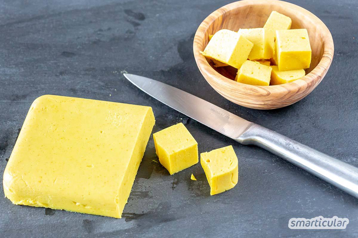 Kichererbsen-Tofu ist eine leckere Alternative zu Soja-Tofu, die sich aus Kichererbsenmehl einfach und schnell selber machen lässt.