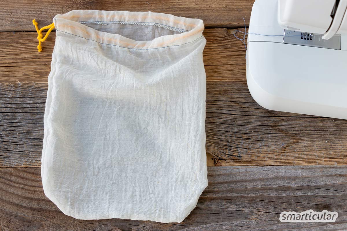 Ein selbst genähter Nussmilchbeutel erleichtert das Filtern der eigenen Mandelmilch oder Hafermilch. Wenn du Stoffreste aus Baumwolle oder Leinen dafür upcycelst, ist der Beutel außerdem plastikfrei.