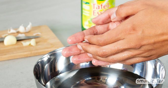 Gerüche kann man ganz einfach mit Essig neutralisieren. Mit dem natürlichen Hausmittel entfernst du nicht nur unangenehme Gerüche in der Wohnung, sondern auch Knoblauchgeruch an den Händen.