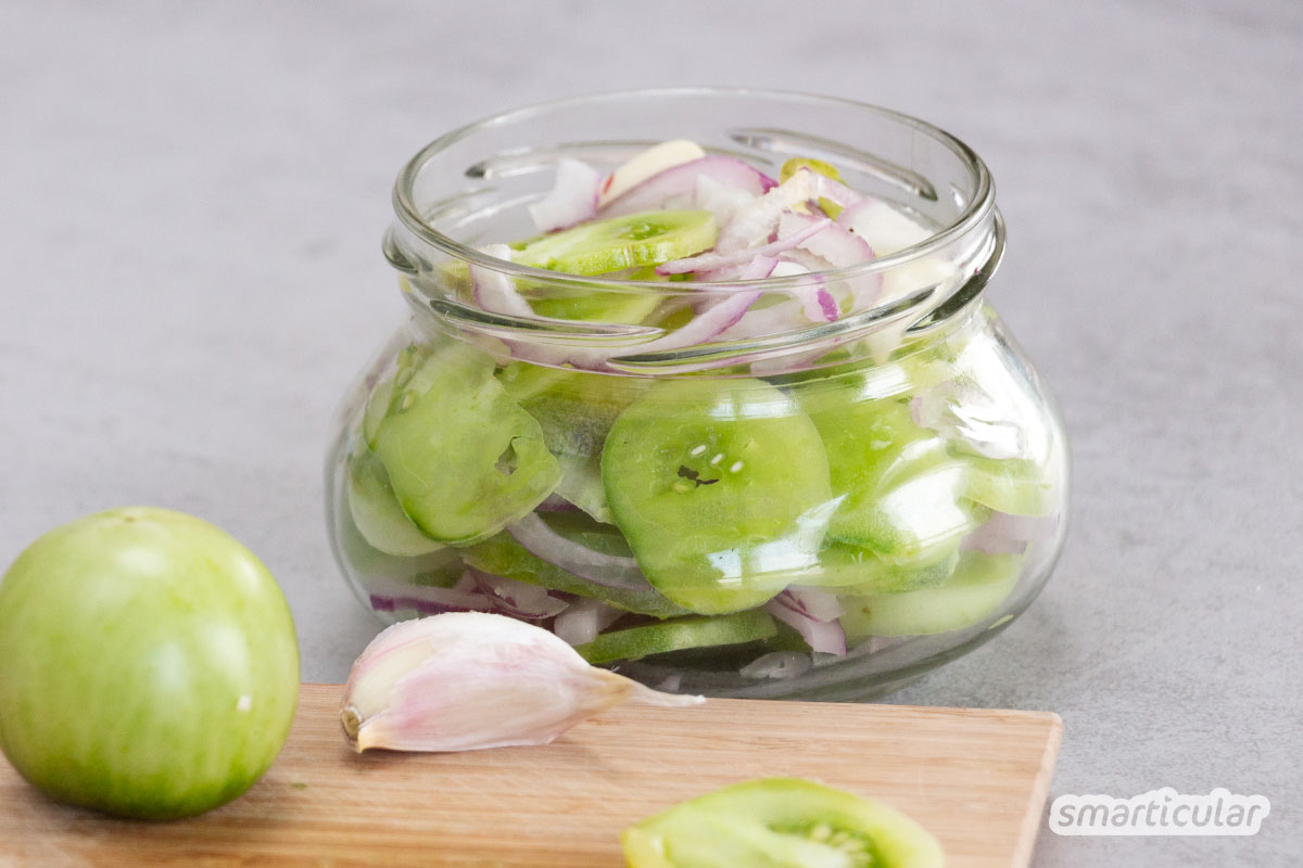 Grüne Tomaten nicht wegwerfen, sondern einlegen und später im Jahr genießen! Mit diesem Rezept verwertest du unreife Tomaten einmal anders: Herzhaft und köstlich frisch.