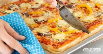 Wer seinen Pizzateig einmal selbst gemacht hat, möchte den italienischen Klassiker nur noch mit frischem Hefeteig genießen. Mit diesem einfachen Rezept schmeckt deine hausgemachte Pizza wie beim Italiener.