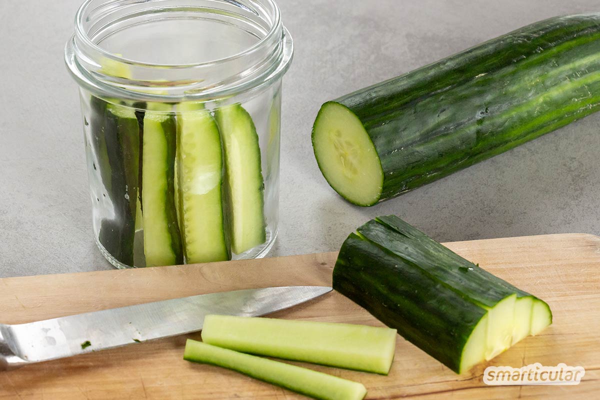 schuettelgurken-rezept-3 Mit diesem Rezept für Schüttelgurken kannst du die Gurkenernte schnell in selbst eingelegte saure Gurken verwandeln. Sie werden ohne Kochen zubereitet und sind nach wenigen Stunden fertig.