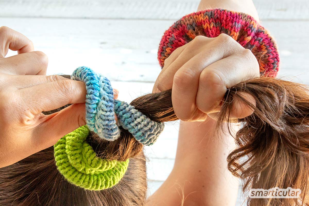 Haargummis kannst du ganz einfach selber machen: Stricke dir aus Wollresten deine eigenen, bunten Zopfhalter. Anleitung auch geeignet für Anfänger.
