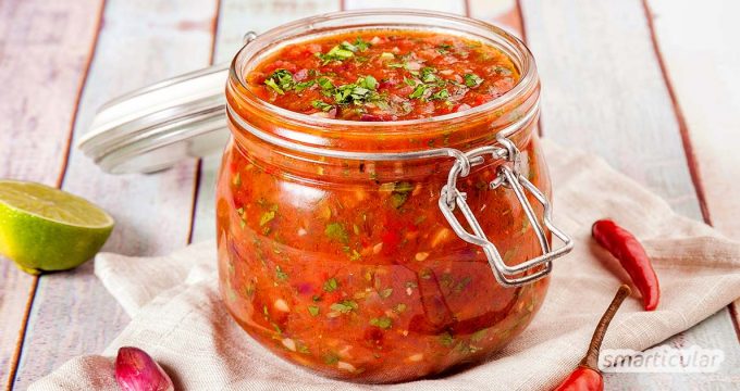 Selbst gemachte, haltbare Salsa-Sauce als Dip für Nachos und Co. schmeckt noch viel besser als gekaufte und vermeidet unnötigen Müll. Die beste Antwort auf die Tomatenschwemme!
