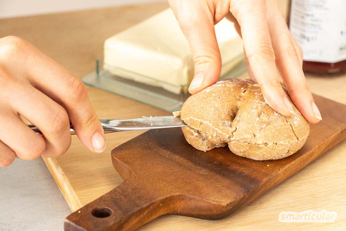 Statt Aufbackbrötchen aus dem Supermarkt zu kaufen, kannst du sie auch selbst auf Vorrat backen, einfrieren und bei Bedarf schnell aufbacken und genießen.