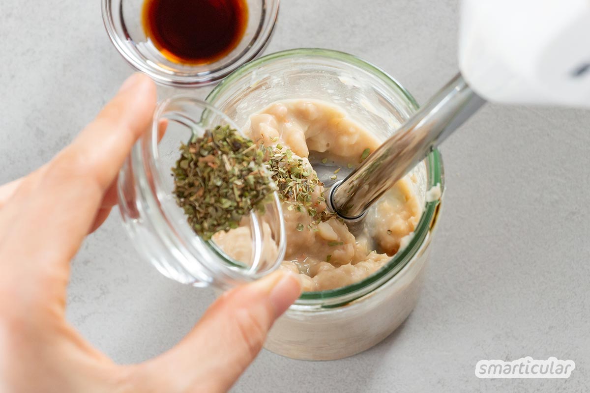 Wer Schmalz liebt - egal ob vegan oder nicht -, der freut sich sicher zu hören, dass sich dieses auch ganz ohne gesättigte Fettsäuren herstellen lässt. Genauso lecker. Auf Basis weißer Bohnen.