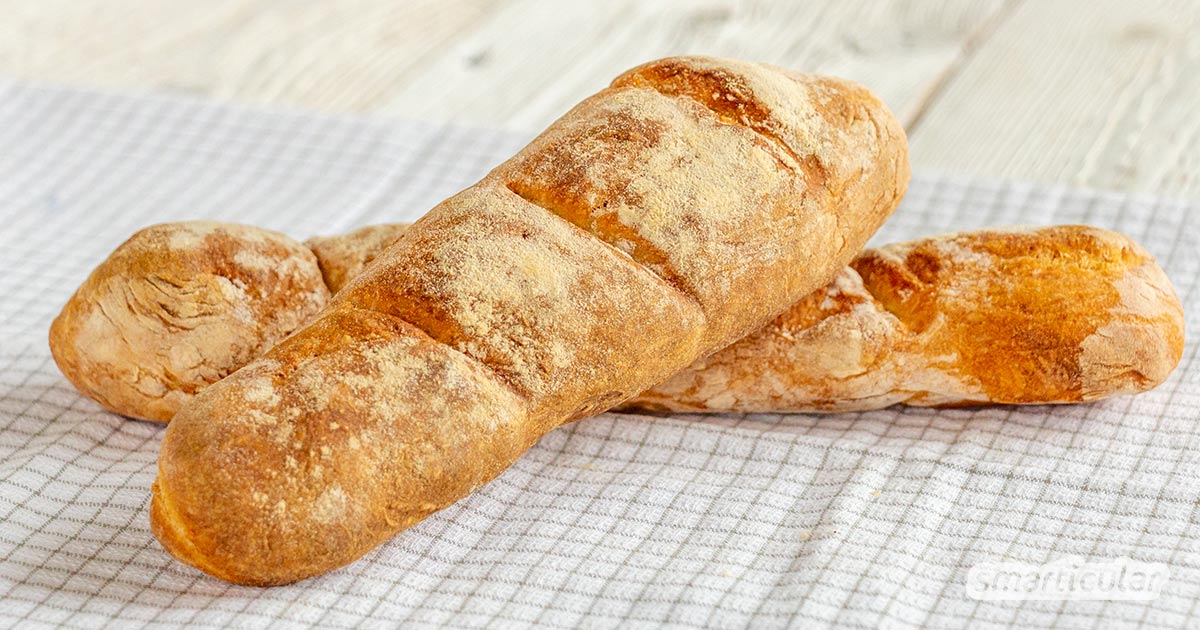 Baguettes selber zu backen, gelingt mit diesem einfachen Rezept. Freu dich auf das französische Brot frisch zum Frühstück!