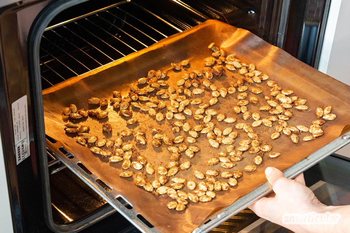 Frische Kürbiskerne bleiben oft ungenutzt. Dabei lassen sie sich so leicht weiterverarbeiten - zu einem köstlich süßen Knabbersnack mit Zimt und Zucker!