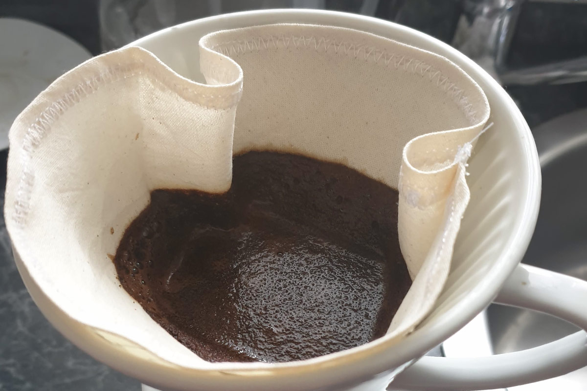 Einweg-Filtertüten für die Kaffeemaschine und den dadurch entstehenden Müll kannst du leicht vermeiden. Nähe einfach einen wiederverwendbaren Kaffeefilter aus Stoff!