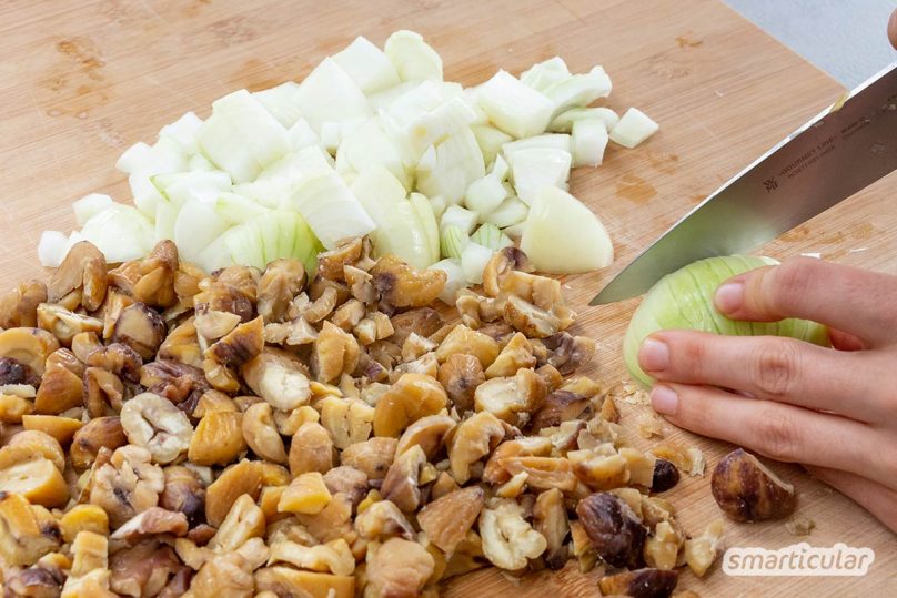 Esskastanien lassen sich bestimmt auch in deiner Nähe finden. Und dann kann man eine köstliche Suppe aus nur vier Zutaten daraus kochen.