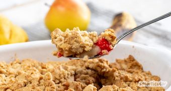 Ein genial einfacher Crumble lässt sich nicht nur mit Äpfeln zubereiten. Mit diesem Grundrezept kannst die beliebte Leckerei aus Früchten (fast) aller Art zaubern - auch vegan.