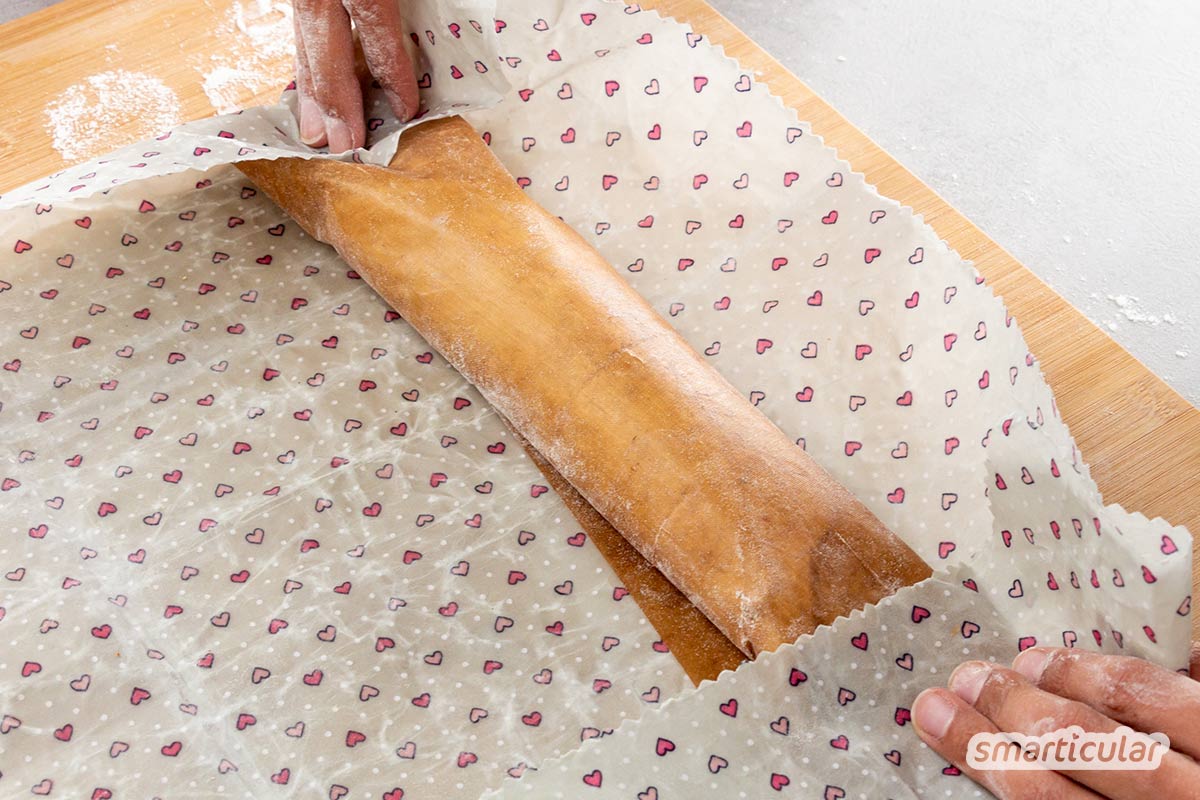 Selbst gemachten Pizzateig einfrieren: So hast du immer frischen Pizzateig auf Vorrat, schon fertig auf Backpapier ausgerollt.