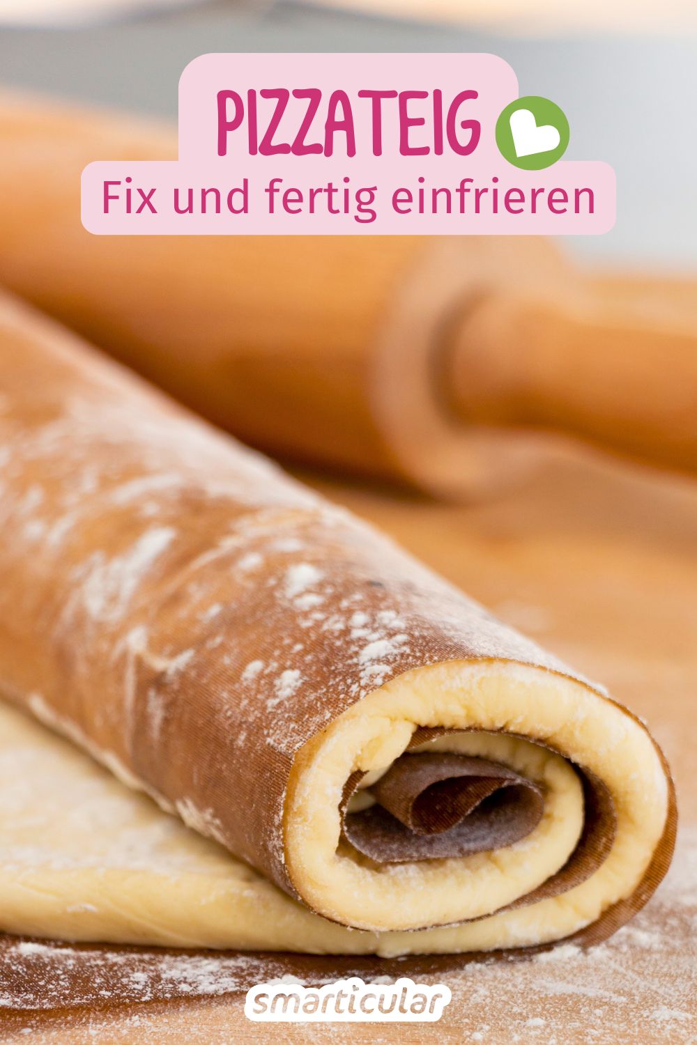 Selbst gemachten Pizzateig einfrieren: So hast du immer frischen Pizzateig auf Vorrat, schon fertig auf Backpapier ausgerollt.