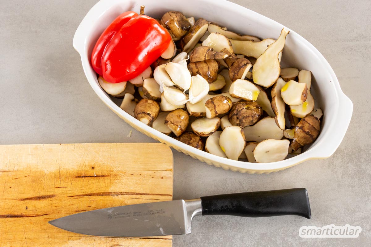 Der regionale Topinambur ist reich an Proteinen und zudem sehr kalorienarm. Im Ofen zubereitete Topinamburknollen sind schnell und einfach auf dem Tisch und ergeben ein köstliches kleines Abendessen.