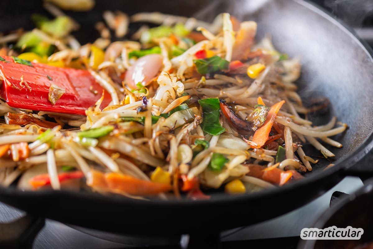 Übrig gebliebene Nudeln oder Reis können mit diesem Grundrezept für eine köstliche Restepfanne mit Gemüse noch leicht in eine leckere Mahlzeit verwandelt werden.