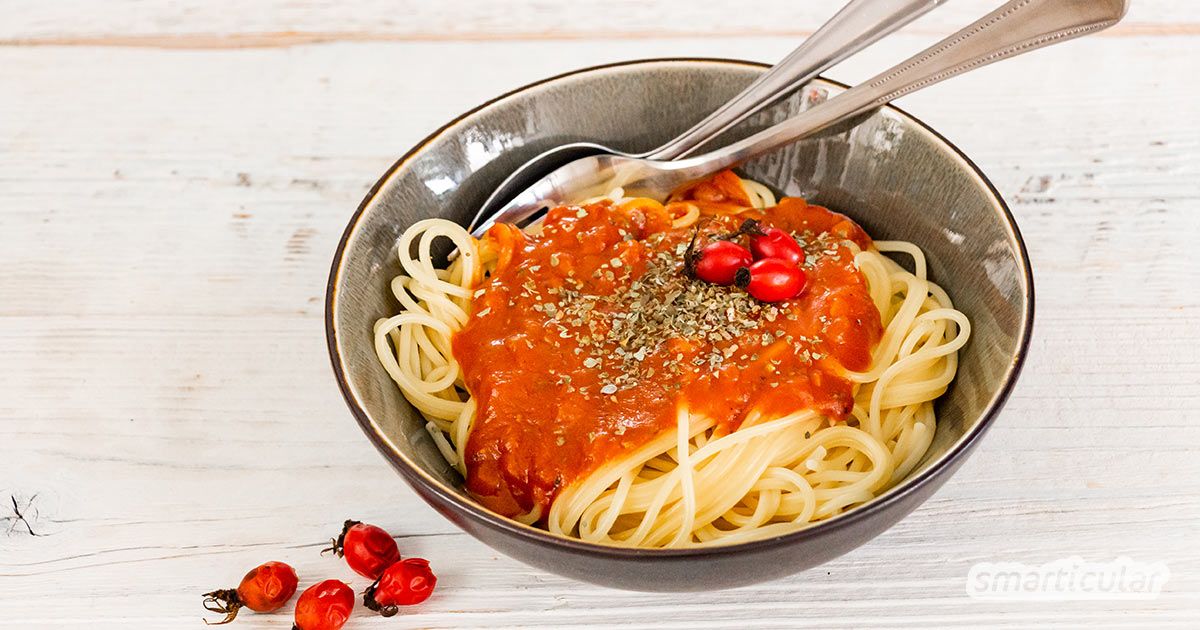 Hagebutte enthält enorm viel Vitamin C und wächst direkt vor der Haustür. Eine Hagebuttensauce für Pasta ist eine tolle Alternative zu Tomatensoße.