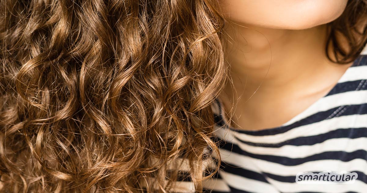 Damit lockiges Haar nicht zu Problemhaar wird, ist eine besondere Pflege empfehlenswert. Spezialprodukte sind aber nicht notwendig, sondern eine natürliche Haarpflegeroutine für Naturlocken.