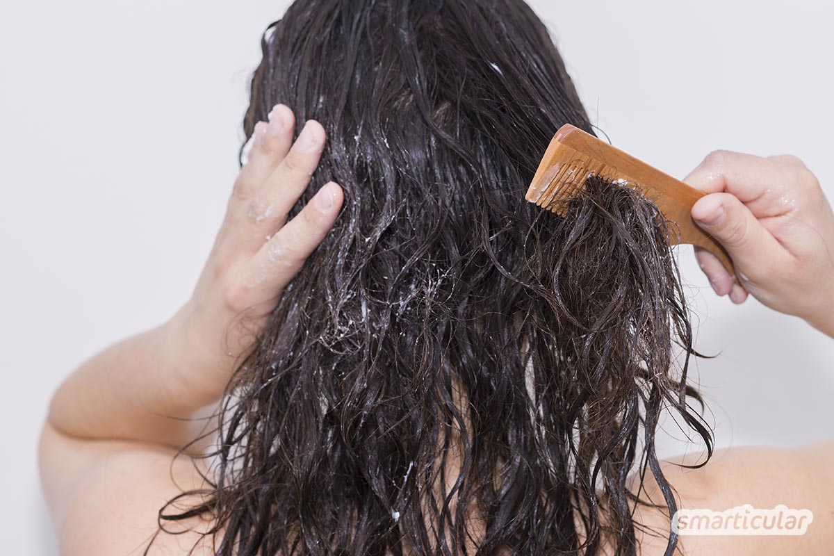 Damit lockiges Haar nicht zu Problemhaar wird, ist eine besondere Pflege empfehlenswert. Spezialprodukte sind aber nicht notwendig, sondern eine natürliche Haarpflegeroutine für Naturlocken.