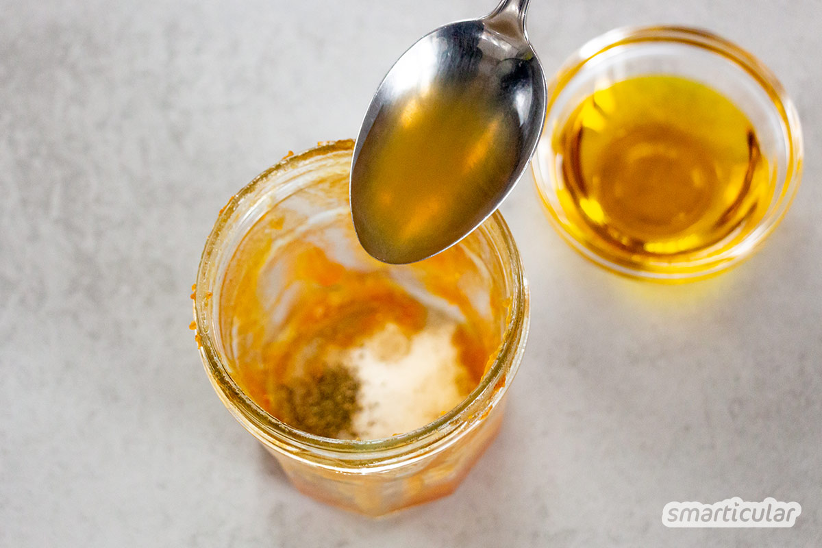Statt unerreichbare Reste im Marmeladenglas auszuspülen, kannst du sie mit wenigen weiteren Zutaten zu einem leckeren Salatdressing verarbeiten.