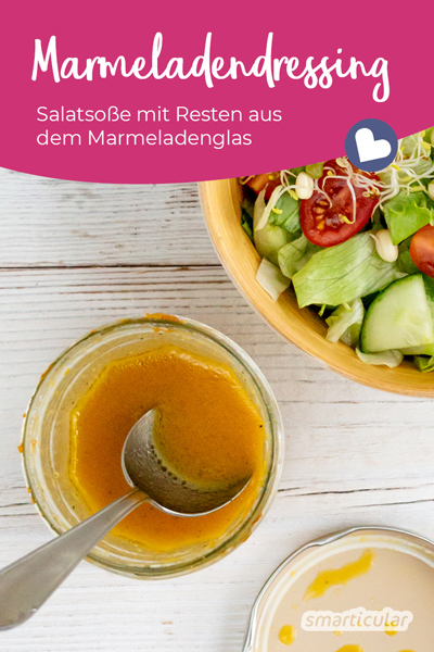 Statt unerreichbare Reste im Marmeladenglas auszuspülen, kannst du sie mit wenigen weiteren Zutaten zu einem leckeren Salatdressing verarbeiten.