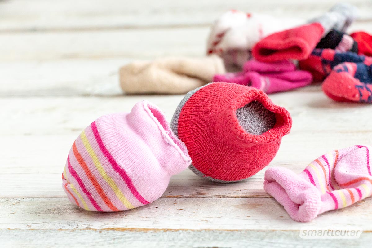 Eine tolle Upcycling-Idee für zu kleine oder verwaiste Socken sind selbst gemachte Sockenbälle. Sie können vielseitig als Spielzeug oder Trocknerbälle verwendet werden!
