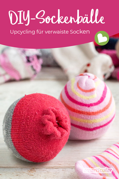 Eine tolle Upcycling-Idee für zu kleine oder verwaiste Socken sind selbst gemachte Sockenbälle. Sie können vielseitig als Spielzeug oder Trocknerbälle verwendet werden!