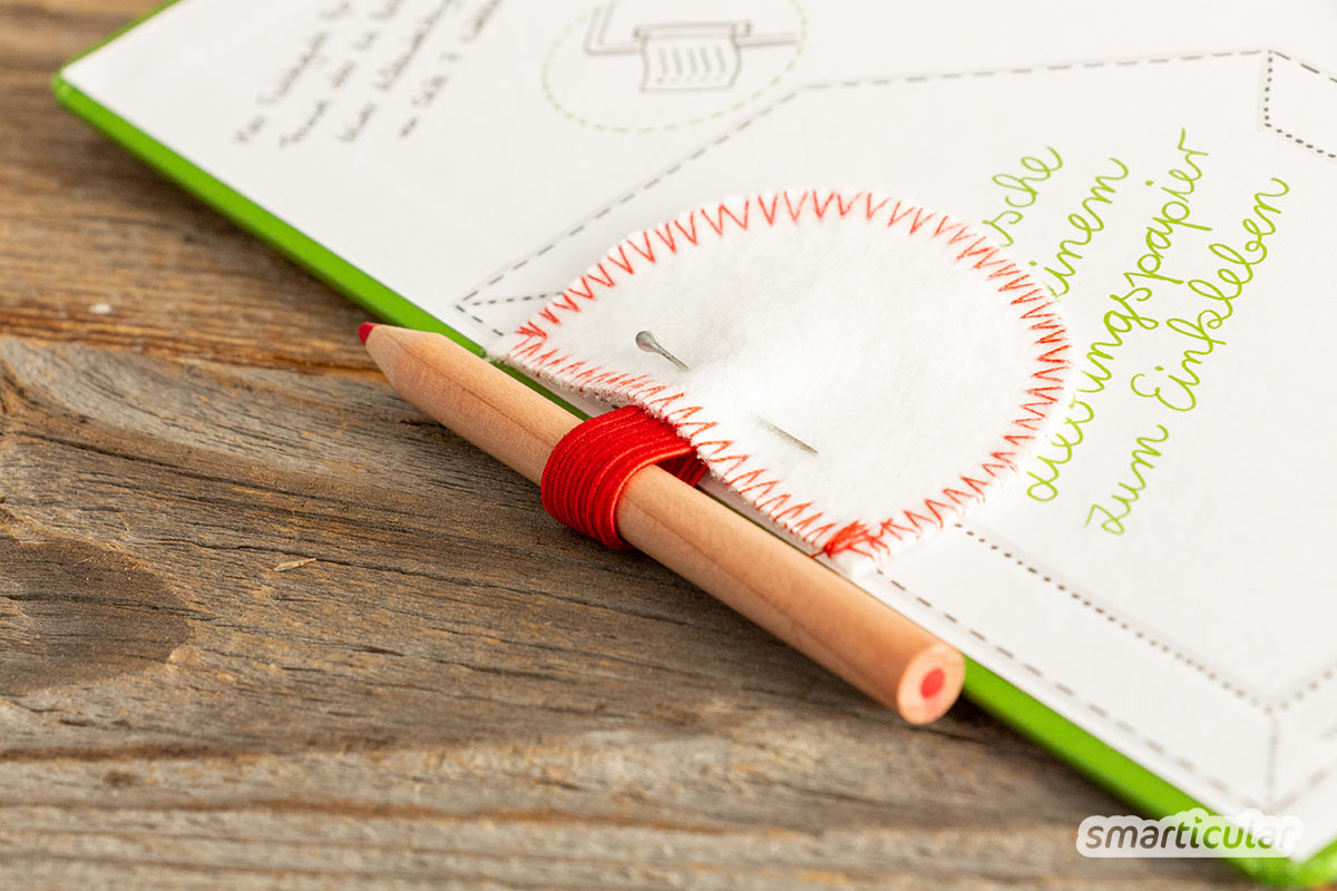 Wenn dein Notizbuch oder Kalender keine Stiftschlaufe hat oder du einen zweiten Stift zur Hand haben möchtest, dann nähe dir doch einen Pen Loop zum Einkleben einfach selbst!