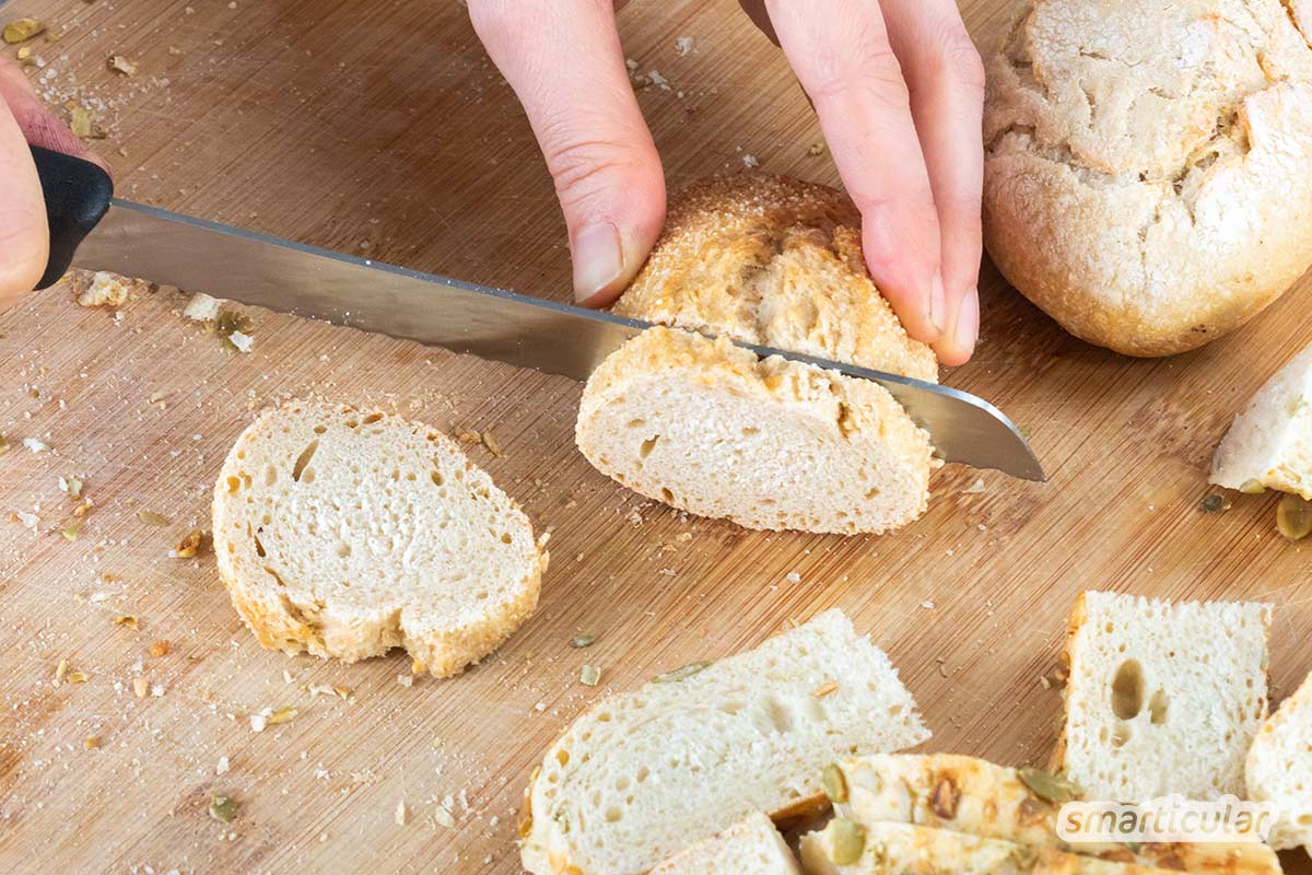 Brot- und Brötchenreste fallen in den meisten Haushalten fast täglich an und werden leider viel zu schnell altbacken. Bereite daraus einen süßen Brotresteauflauf zu!