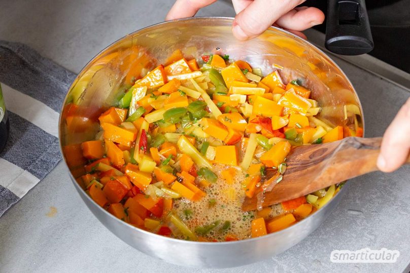 Statt Gemüsereste in den Kompost oder gar in den Müll zu werfen, kannst du sie noch zum Kochen verwenden und daraus eine leckere Gemüse-Tortilla zaubern!