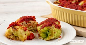 Köstliche Wirsing-Kohlrouladen ohne Fleisch lassen sich besonders einfach im Ofen zubereiten - ohne Anbrennen und ohne Wickeln. So gelingen die veganen Krautwickel!