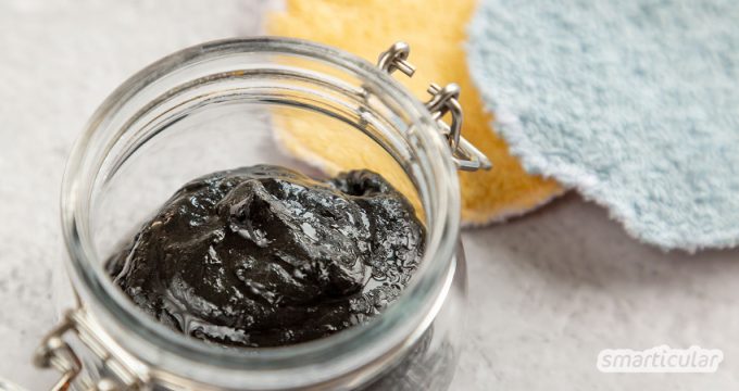 Eine Aktivkohle-Maske mit Heilerde hilft, Mitesser zu entfernen und die Hautporen von überschüssigem Talg und von zu reichhaltigen Cremes zu befreien.