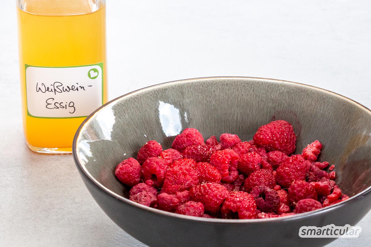 alkoholfreier-aperitif-trinkessig-2 Einen alkoholfreien Aperitif kannst du leicht selber machen. Bereite einen fruchtigen Aperitif-Essig oder Trinkessig aus Himbeeren oder anderem Obst einfach selbst zu.