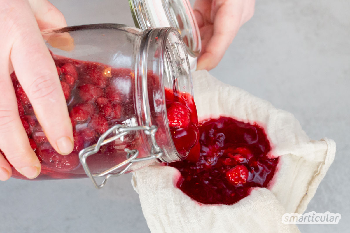 alkoholfreier-aperitif-trinkessig-3 Einen alkoholfreien Aperitif kannst du leicht selber machen. Bereite einen fruchtigen Aperitif-Essig oder Trinkessig aus Himbeeren oder anderem Obst einfach selbst zu.