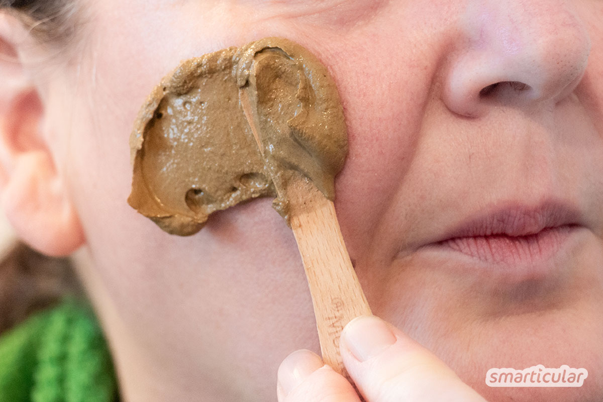 Eine Heilerde-Maske mit Apfelessig ist schnell angerührt. Sie desinfiziert, wirkt gegen Pickel und Mitesser und hilft, die Poren zu verkleinern.