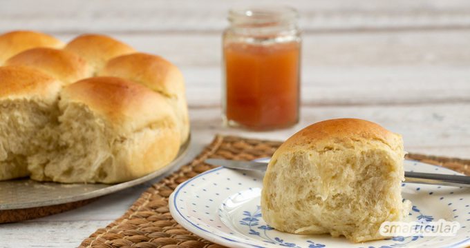 Milchbrötchen schmecken köstlich, sind aber oft zu süß und in viel Plastik verpackt. Dabei lassen sich die fluffigen Brötchen ganz einfach mit weniger Zucker und ohne Müll selber backen!