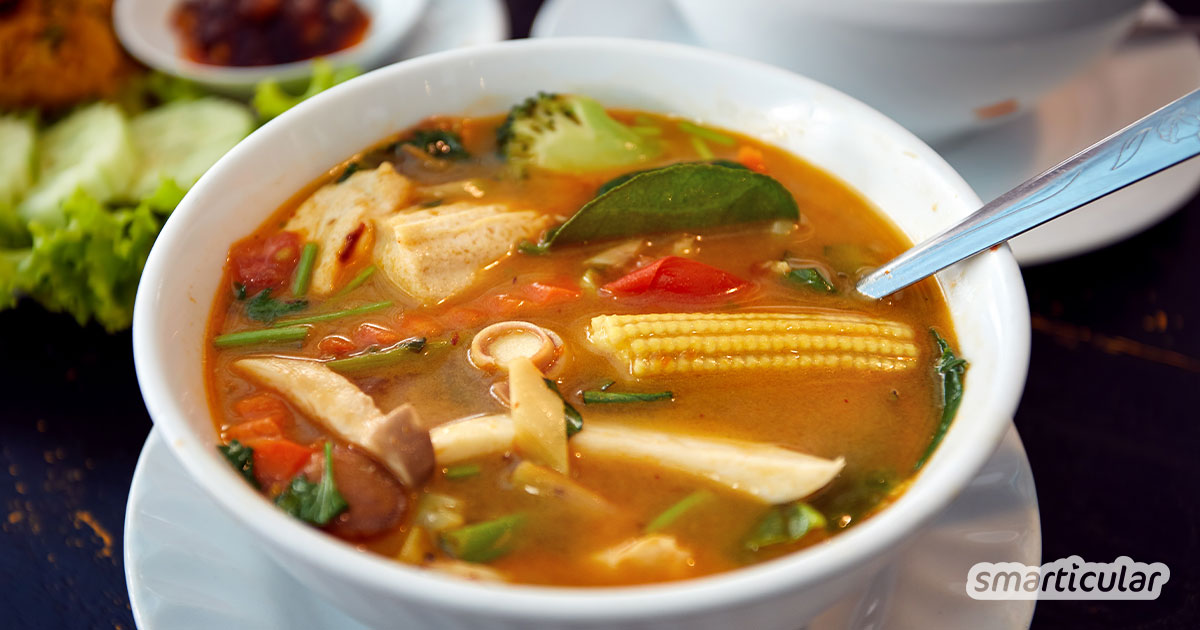 Die kräftige Tom-Yam-Suppe besteht aus gesunden, immunstärkenden Zutaten, die genau wie Hühnersuppe Erkältungen vertreiben und den Organismus auf Touren bringen.