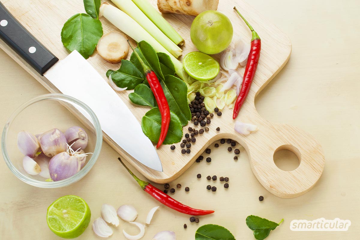 Die kräftige Tom-Yam-Suppe besteht aus gesunden, immunstärkenden Zutaten, die genau wie Hühnersuppe Erkältungen vertreiben und den Organismus auf Touren bringen.