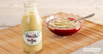 Auch ohne Fertigprodukt lässt sich Vanillesoße leicht selber machen. Mit diesem einfachen Rezept ohne Ei kann die süße Soße auch vegan zubereitet werden.
