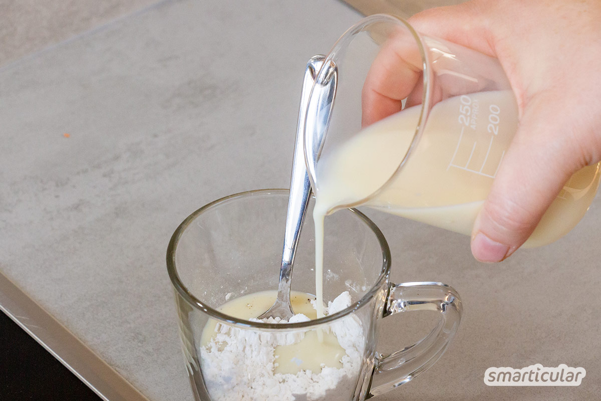 Auch ohne Fertigprodukt lässt sich Vanillesoße leicht selber machen. Mit diesem einfachen Rezept ohne Ei kann die süße Soße auch vegan zubereitet werden.