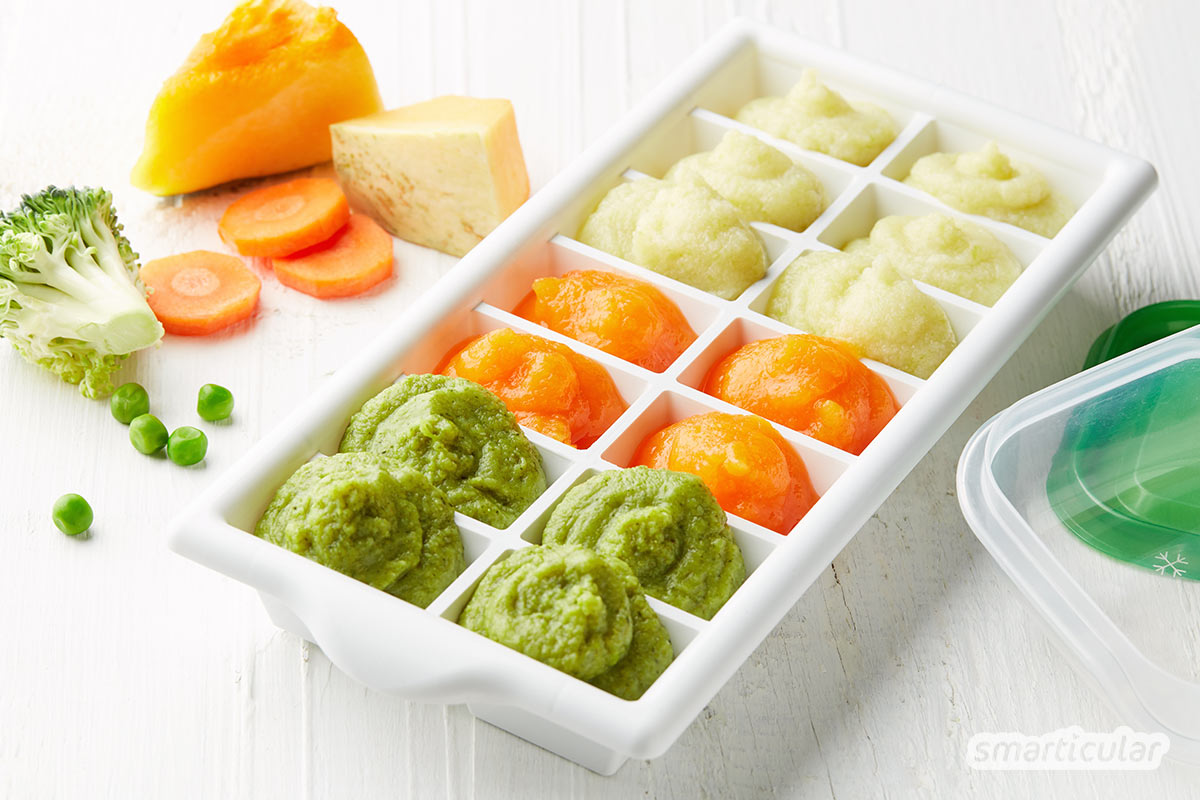 Um Essensreste haltbar zu machen, kannst du sie in Eiswürfelförmchen einfrieren. So stehen dir Obst, Gemüse, Saft und Soßen in handlichen Portionen zur Verfügung.