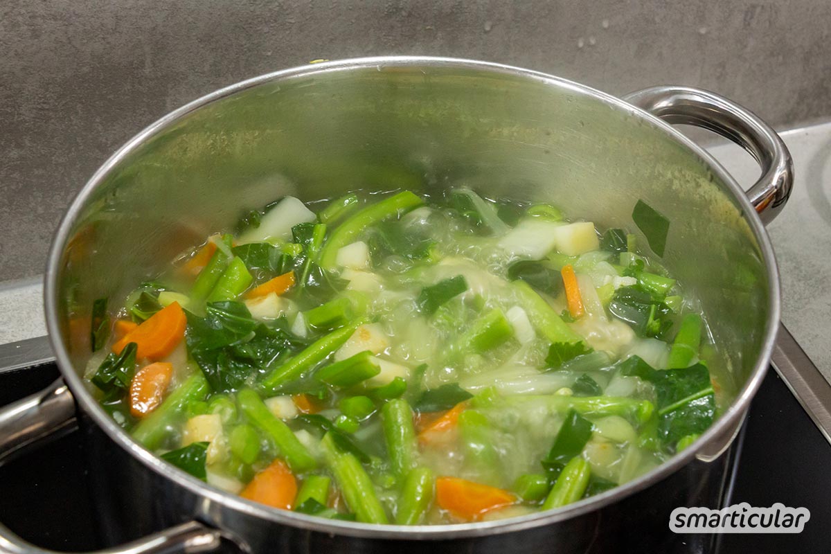 brotsuppe-4 Mit Brotsuppe kann man einfach, schnell und immer wieder anders alte Brotreste verwerten. Hier findest du zwei Brotsuppen-Rezepte als Basis für eigene Ideen.